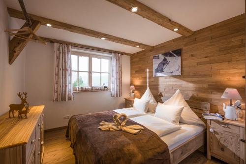 キルヒベルク・イン・チロルにあるReiterbauer Chalets & Ferienwohnungenの木製の壁のベッドルーム1室(大型ベッド1台付)