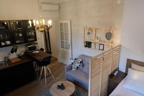 salon z niebieską kanapą i biurkiem w obiekcie Apartment Saraga Centre 1 w Zagrzebiu