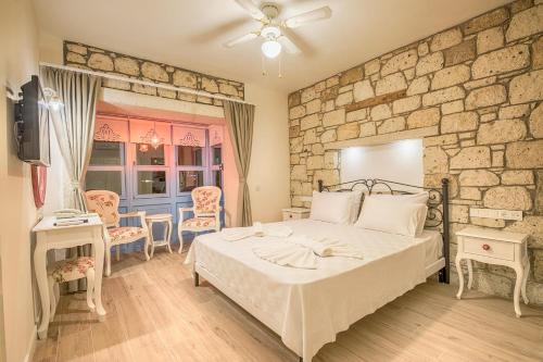Un pat sau paturi într-o cameră la Bademli Konak Otel