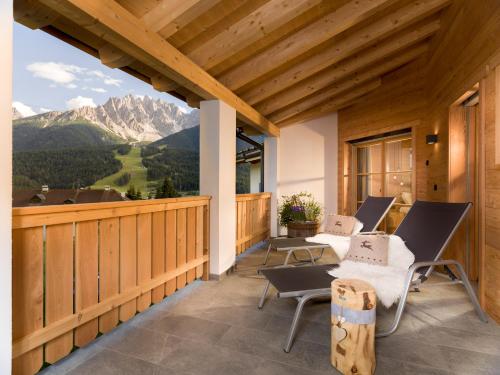 Vista generica sulle montagne o vista sulle montagne dall'interno dello chalet