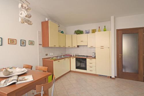 Kuchyň nebo kuchyňský kout v ubytování In Centro a Torri del Benaco