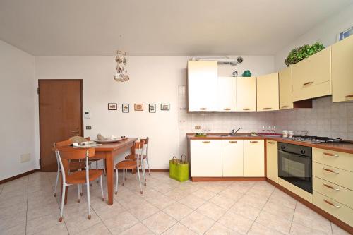 Kuchyň nebo kuchyňský kout v ubytování In Centro a Torri del Benaco