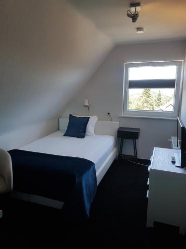 Łóżko lub łóżka w pokoju w obiekcie Hotel Herrloh