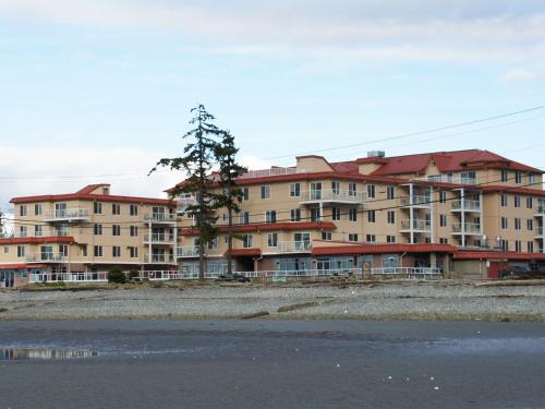 a large apartment building next to a body of water at Raintree's Sandcastle, Birch Bay in Blaine