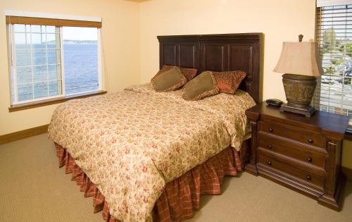 a bedroom with a bed and a table with a lamp at Raintree's Sandcastle, Birch Bay in Blaine