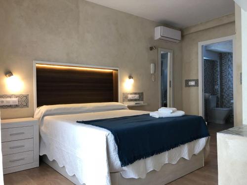 プラセンシアにあるCasita del Abuelo Mayorgaのベッドルーム(大型ベッド1台付)、バスルームが備わります。