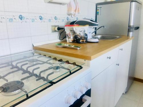een keuken met een fornuis en een aanrechtblad bij Azzurra Casa Vacanze in Vasto