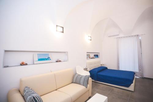 a living room with a couch and a bed at IL VIAGGIATORE VIA INDIPENDENZA 2 in Gaeta