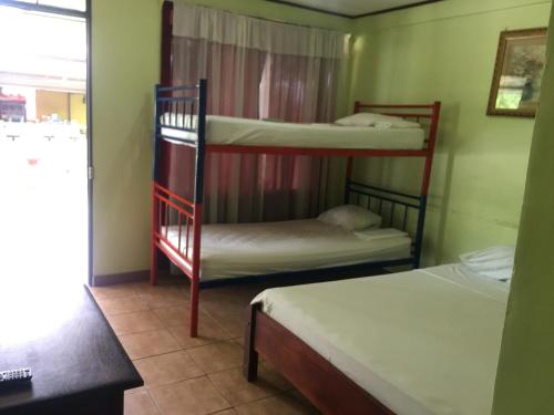 Bunk bed o mga bunk bed sa kuwarto sa Cabinas Brisas del Golfo