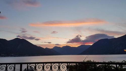 Bilde i galleriet til Maniva penthouse by the sea i Kotor