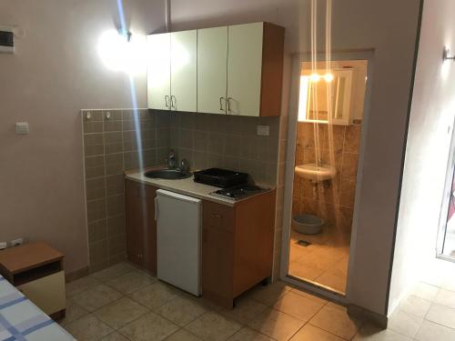 Kuchyň nebo kuchyňský kout v ubytování Apartmani Tomovic