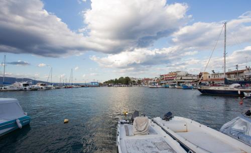 a group of boats docked in a harbor at Seaside Studios in Áyioi Apóstoloi
