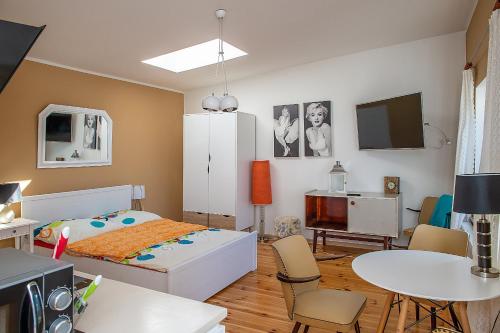 プツクにあるVilla Koffi Apartments 16 plusのベッドルーム1室(ベッド1台、テーブル、椅子付)