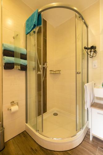 a shower with a glass door in a bathroom at Zimmervermietung Vock in Eschwege