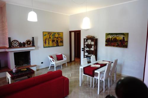 - un salon avec un canapé rouge et une table dans l'établissement "Emozioni Salentine", à Torre dell'Orso