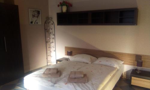 a bedroom with a bed with two towels on it at Góry Sowie Apartament z osobnym wejściem in Pieszyce