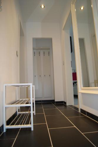 ブラウンラーゲにあるWurmberg-Hütteの鏡2つが備わるタイルフロアの客室です。