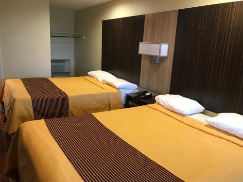 Кровать или кровати в номере Budget Inn Tonawanda