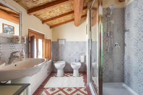 NurachiにあるAntica dimora dell'Arcolaioのバスルーム(バスタブ、洗面台、トイレ付)