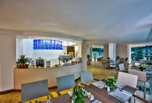 comedor con mesa y sillas en Hotel Oceania Cartagena, en Cartagena de Indias