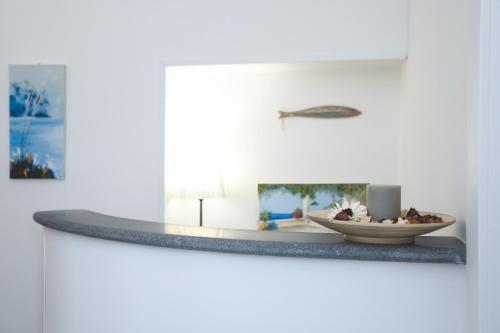 a counter with a bowl and a candle on it at IL VIAGGIATORE VIA INDIPENDENZA 2 in Gaeta