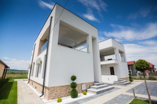 Bangunan di mana terletaknya rumah tamu ini