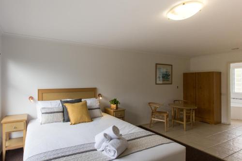 a bedroom with a bed with a stuffed animal on it at Fox on the Run - Motel Kilmore in Kilmore