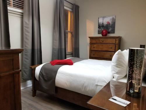 1 dormitorio con 1 cama con mesa y vestidor en 1-Bedroom Cozy #18 by Amazing Property Rentals, en Gatineau