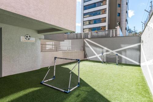 a net on the side of a building with grass at Suite de Lujo, Piso Alto, junto Parque Carolina, Generador electrico in Quito