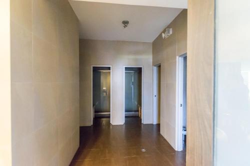 an empty hallway with three doors in a room at Suite de Lujo, Piso Alto, junto Parque Carolina, Generador electrico in Quito