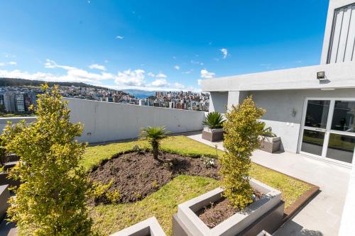 a group of people sitting on the ledge of a building at Suite de Lujo, Piso Alto, junto Parque Carolina, Generador electrico in Quito