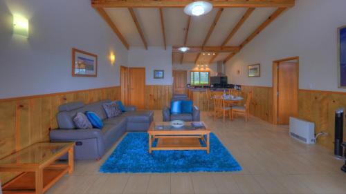 uma sala de estar com um sofá e uma mesa em Endeavour Lodge em Burnt Pine