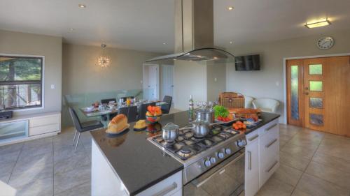 Köök või kööginurk majutusasutuses Endeavour Lodge