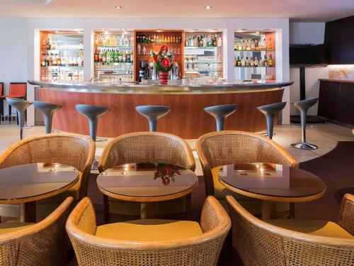 Lounge nebo bar v ubytování Novotel Amboise
