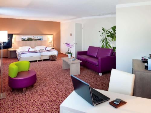 Кровать или кровати в номере Mercure Hotel Hamburg am Volkspark