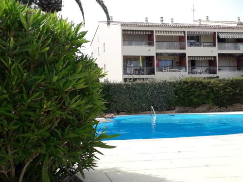 Photo de la galerie de l'établissement Bandol nature et loisirs: Parking/ Piscine, à Bandol