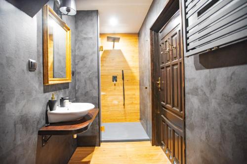 a bathroom with a sink and a toilet and a shower at Gospoda pod Czarnym Łabędziem in Rydzewo