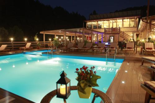 una piscina por la noche con un hotel en Best Western Plus Paradise Hotel Dilijan en Dilijan
