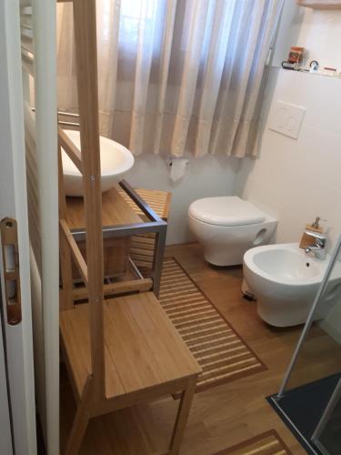 uma casa de banho com um lavatório e um WC em Mini Contrà San Pietro em Vicenza