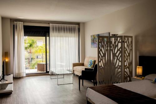 Postel nebo postele na pokoji v ubytování BLUESEA Dimona Suites