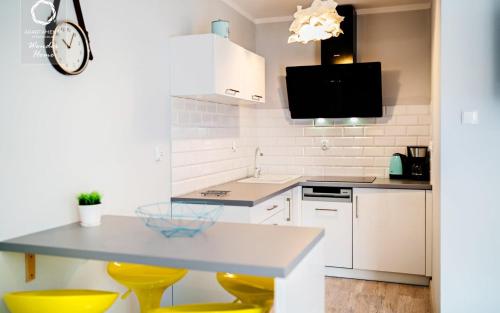 Η κουζίνα ή μικρή κουζίνα στο Wonder Home - Apartamenty z balkonami Leśny Dom II - w cichej i zielonej części Karpacza