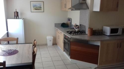 une cuisine avec un réfrigérateur et un plan de travail dans l'établissement Gite 