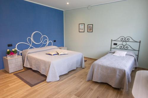 Ένα ή περισσότερα κρεβάτια σε δωμάτιο στο Ristorante Buasca