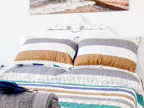 ein Schlafzimmer mit einem Bett mit zwei Kissen darauf in der Unterkunft Gran Notch in Alicante