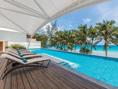 Bazén v ubytování Henann Palm Beach Resort nebo v jeho okolí