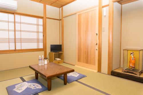 TV a/nebo společenská místnost v ubytování Ryokan Hinomoto Kyoto Kawaramachi