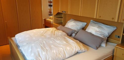 ヴィンターベルクにあるFerienwohnung Haus Kapellenblickのベッド(白いシーツ、枕付)