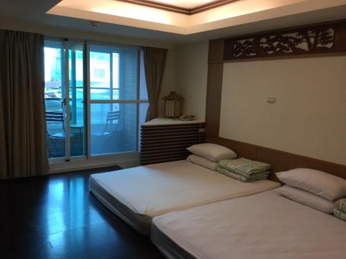 En eller flere senge i et værelse på Harmony Ocean Hotel