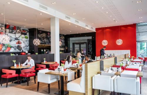 Van der Valk Airporthotel Düsseldorf tesisinde bir restoran veya yemek mekanı