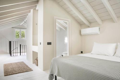 Ένα ή περισσότερα κρεβάτια σε δωμάτιο στο Kymata Bohemian Villas